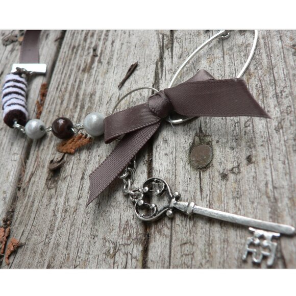 3x35$ 🐿 🍁 CREATION - 🗝️ Key - Short necklace ruban beads - gray brown white - Picture 4 of 8